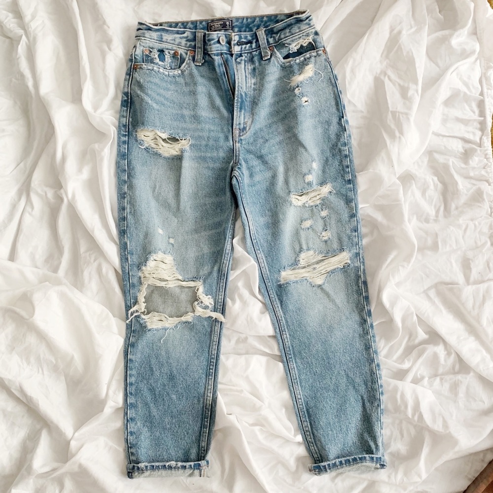 HOST PICK🌟 A&F Distressed Mom Jeans NEVER WORN